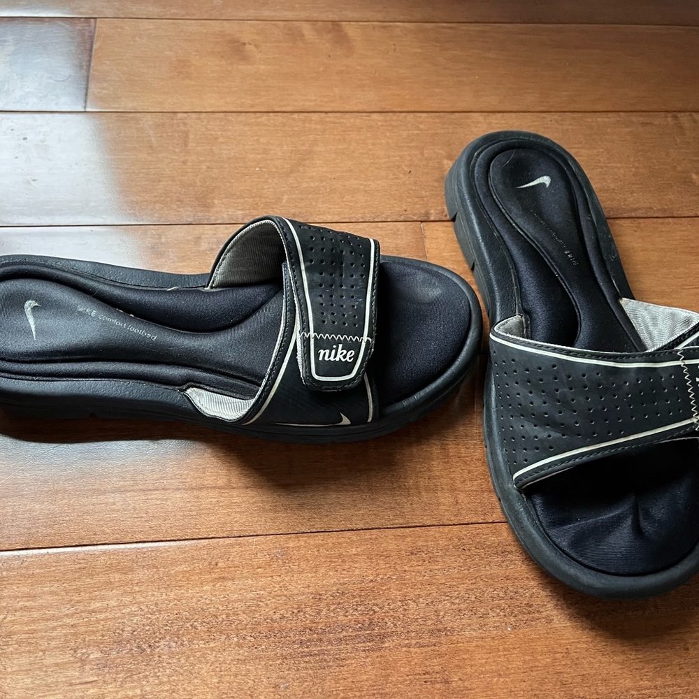 Nike memory foam size 6 youth slides